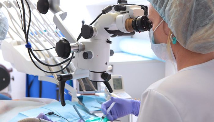 Microscopio endodontico