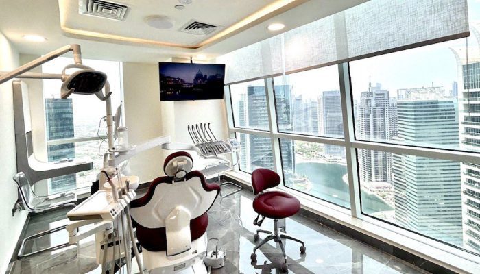 Clinique dentaire à Dubaï à l'intérieur pour le traitement d'un appareil dentaire