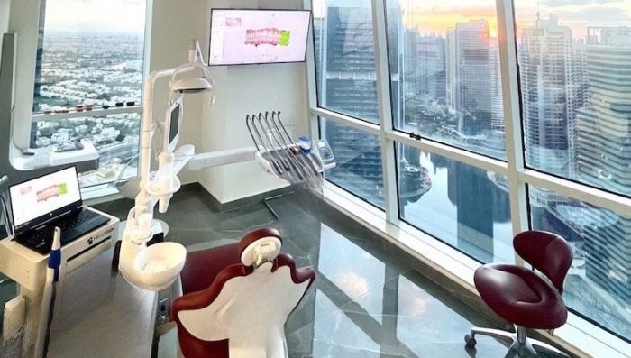 Wewnątrz gabinetu zabiegowego kliniki dentystycznej w Dubaju