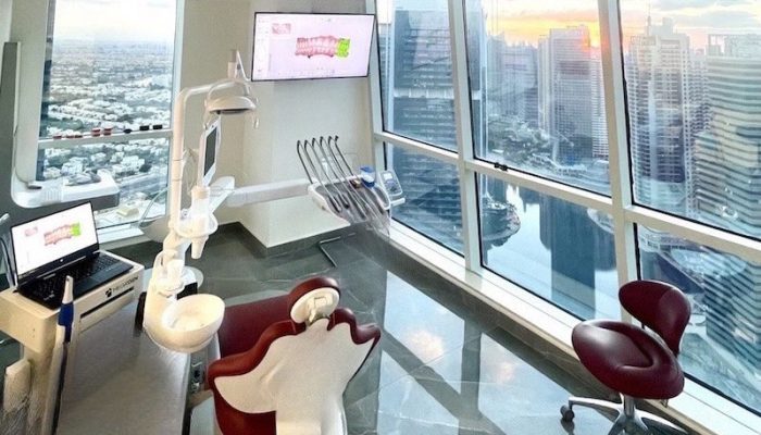 Sala de tratamiento interior de la clínica dental en Dubai