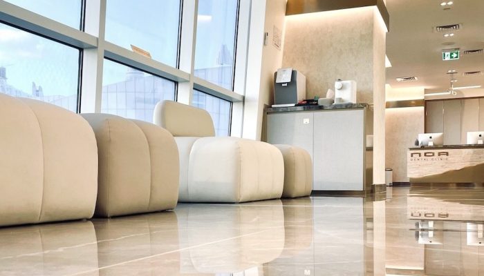 Dubai'deki diş kliniğinin hasta bekleme alanı Dubai'deki diş kliniğinin hasta bekleme alanı