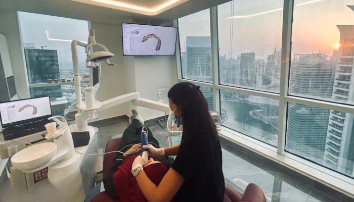 Dentro de la sala de tratamiento de la clínica dental en Dubái Dentro de la sala de tratamiento de la clínica dental en Dubái